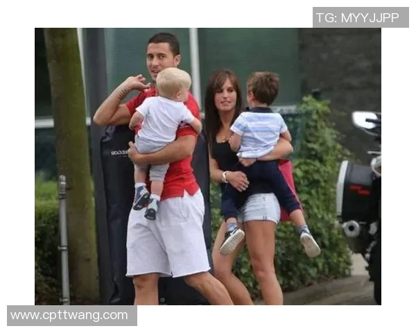 足球明星的女友竟是他的后妈引发热议揭秘背后的复杂关系